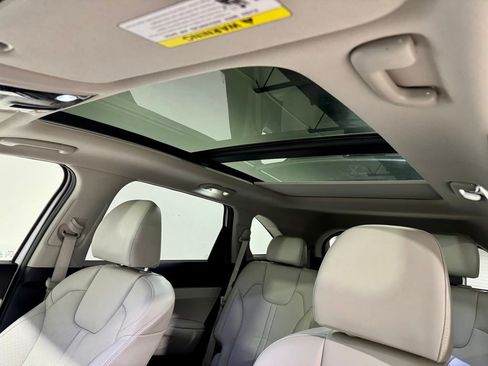 Used 2024 Kia Sorento EX w/ Panoramic Sunroof Package image 6
