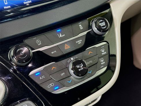 Used 2022 Chrysler Pacifica Touring-L FWD image 9