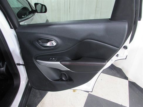 Used 2018 Jeep Cherokee Trailhawk image 33