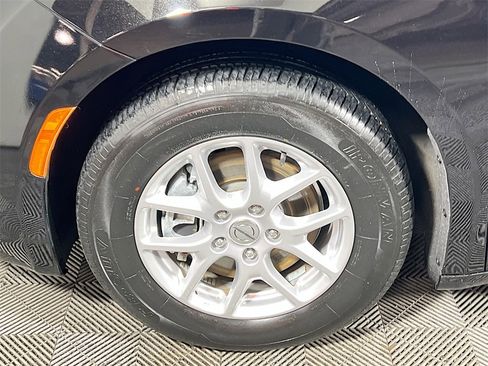 Used 2024 Chrysler Voyager LX image 29