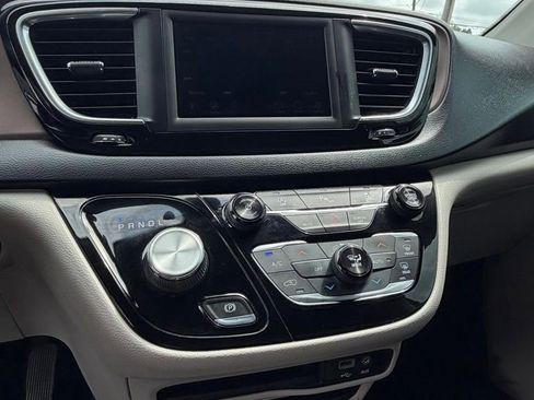 Used 2019 Chrysler Pacifica Touring-L image 16