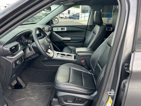 Used 2023 Ford Explorer XLT w/ Equipment Group 202A AWD/4WD image 4