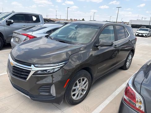 Used 2023 Chevrolet Equinox LT FWD image 2