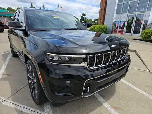 Certified 2024 Jeep Grand Cherokee Overland w/ Luxury Tech Group IV AWD/4WD image 3