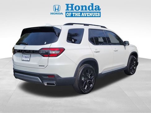 Certified 2025 Honda Pilot Touring image 4