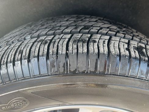 Used 2024 Chrysler Pacifica Touring-L image 38