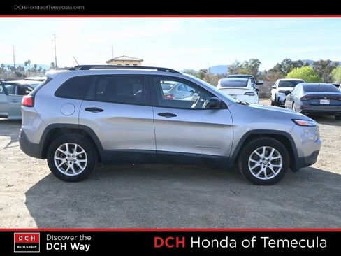 Used 2017 Jeep Cherokee Sport image 5