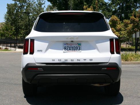 Used 2022 Kia Sorento LX AWD/4WD image 6