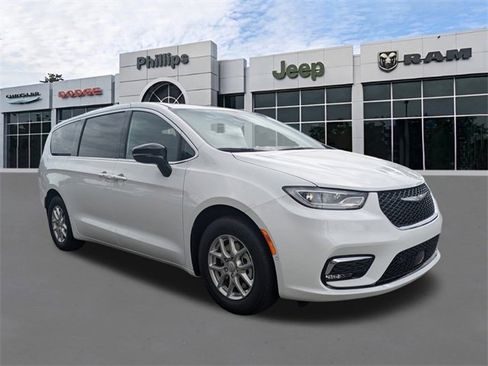 New 2026 Chrysler Pacifica Select image 2