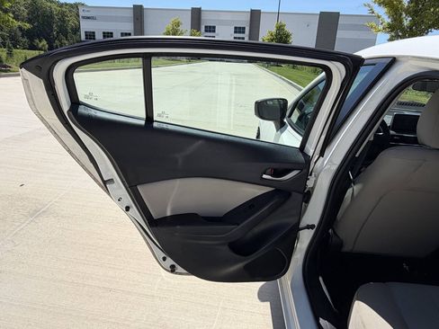 Used 2015 MAZDA MAZDA3 i Sport FWD image 12