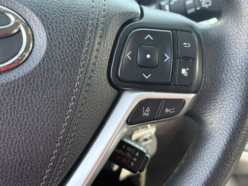 Used 2018 Toyota Highlander LE FWD image 8