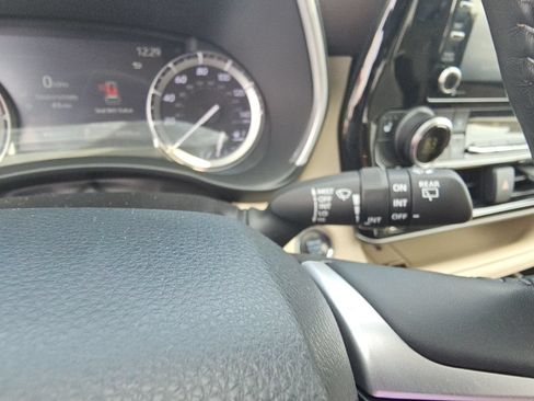 Used 2022 Toyota Highlander XLE AWD/4WD image 13