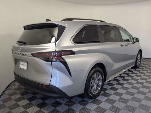 Used 2024 Toyota Sienna XLE FWD image 5
