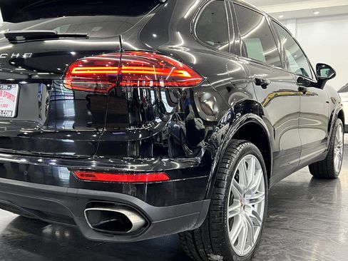 Used 2018 Porsche Cayenne Platinum Edition image 17
