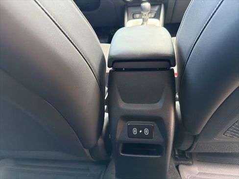 Used 2024 Hyundai Venue Limited FWD image 21