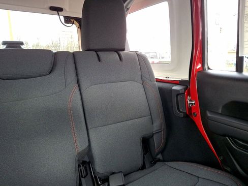 New 2024 Jeep Wrangler Unlimited Rubicon w/ Technology Group AWD/4WD image 14