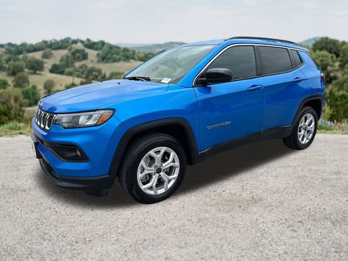 Used 2025 Jeep Compass Latitude w/ Convenience Group AWD/4WD image 3