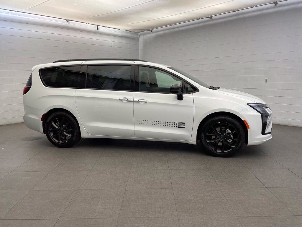 New 2027 Chrysler Pacifica Select FWD image 2