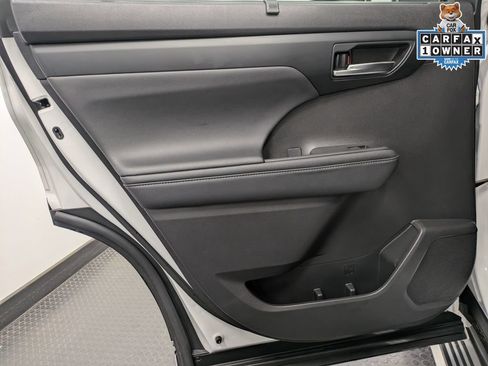 Used 2022 Toyota Highlander XLE AWD/4WD image 23