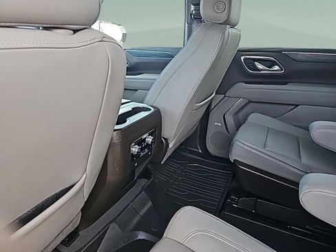 Used 2024 GMC Yukon SLT w/ SLT Luxury Package image 33