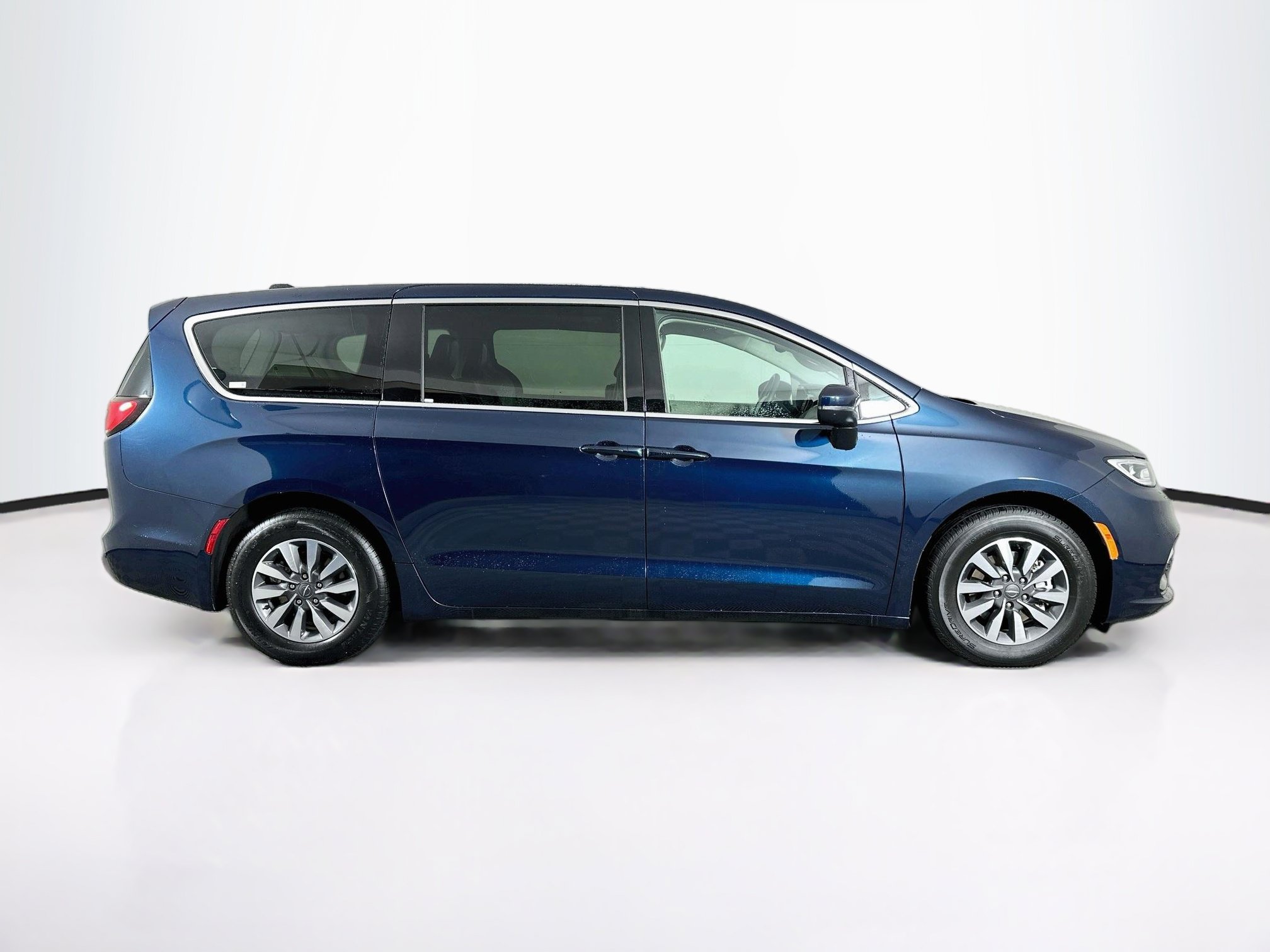 Used 2023 Chrysler Pacifica Touring-L FWD image 10