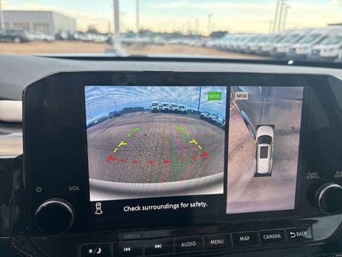 Used 2023 Nissan Pathfinder SL image 16