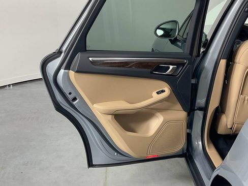 Certified 2025 Porsche Macan AWD/4WD image 28