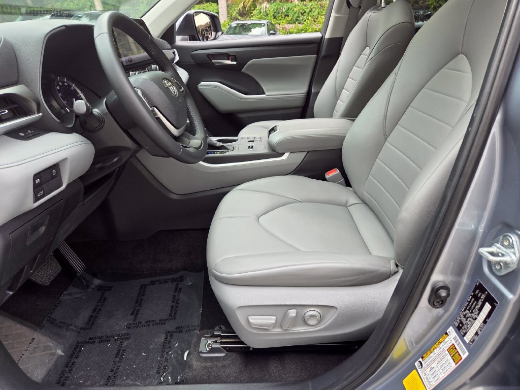 Used 2023 Toyota Highlander XLE FWD image 9