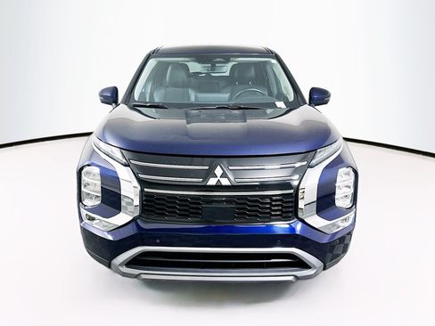 Used 2025 Mitsubishi Outlander SE FWD image 2
