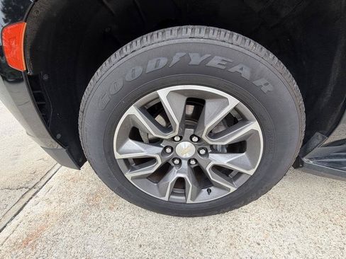 Used 2023 Chevrolet Suburban LT RWD image 9