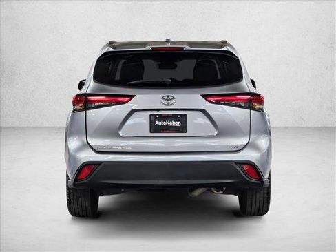 Used 2021 Toyota Highlander XLE image 7