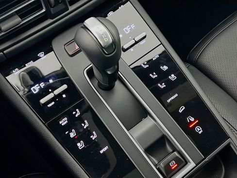 New 2026 Porsche Macan Base image 18