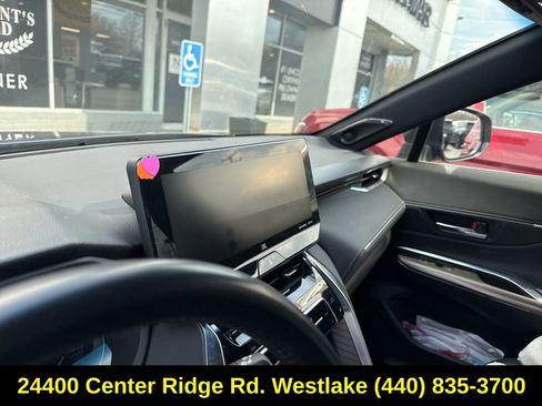 Used 2022 Toyota Venza XLE image 13