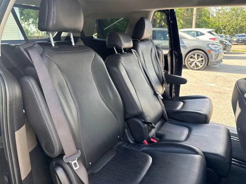 Used 2025 Kia Carnival FWD image 16