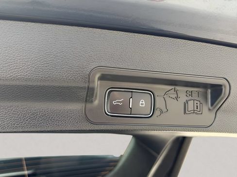 Used 2024 Ford Explorer XLT AWD/4WD image 23
