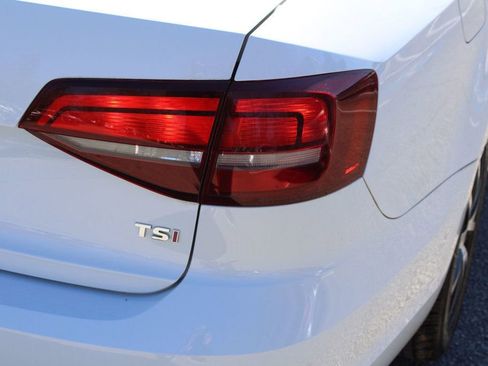 Used 2017 Volkswagen Jetta SE image 9