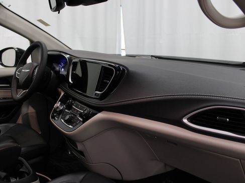 Used 2024 Chrysler Pacifica Limited FWD image 28