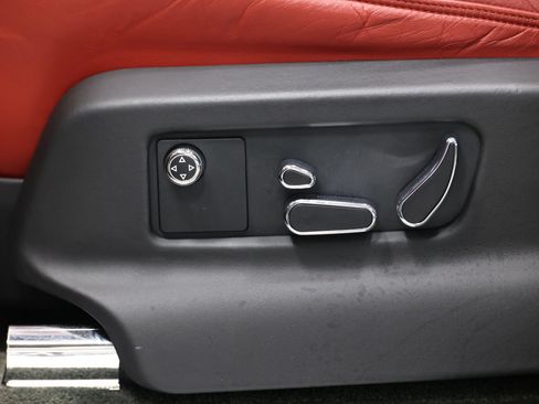 Used 2022 Bentley Bentayga AWD/4WD image 16