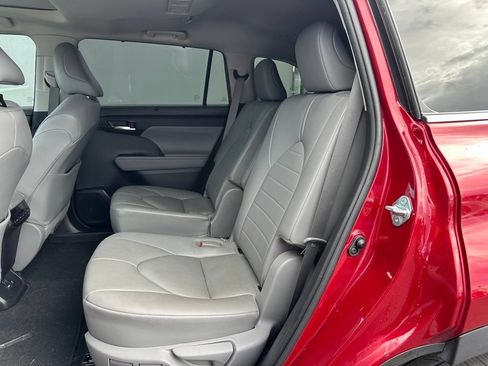Used 2021 Toyota Highlander XLE AWD/4WD image 9