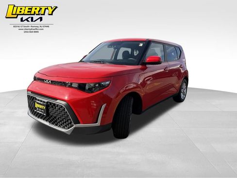 Used 2023 Kia Soul LX w/ LX Technology Package FWD image 3