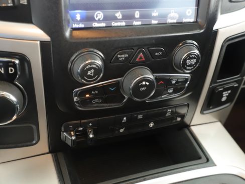 Used 2020 RAM 1500 Classic SLT w/ Luxury Group image 16