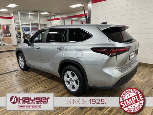 Used 2024 Toyota Highlander LE AWD/4WD image 3