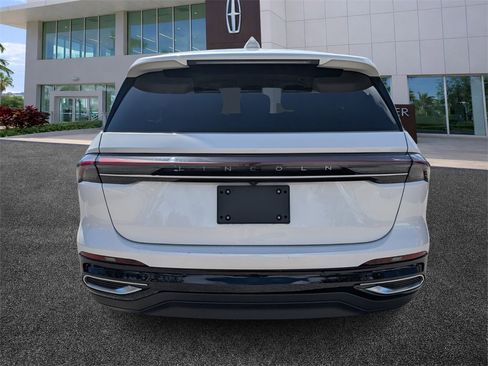 Used 2024 Lincoln Nautilus Premier image 6