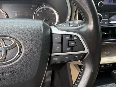 Used 2023 Toyota Highlander XLE FWD image 17