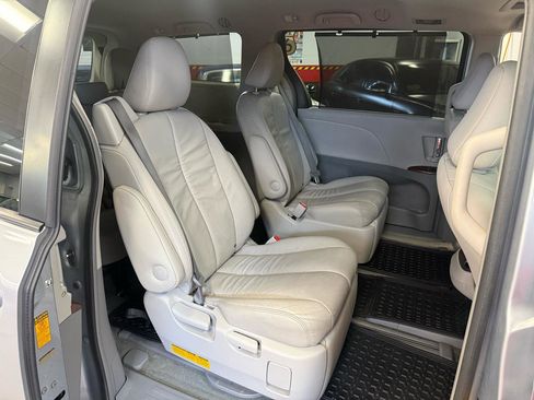 Used 2014 Toyota Sienna Limited image 35