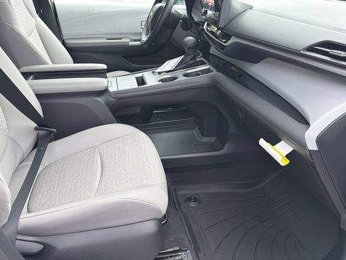 New 2026 Toyota Sienna LE FWD image 14