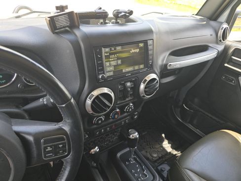 Used 2016 Jeep Wrangler Unlimited Rubicon AWD/4WD image 28