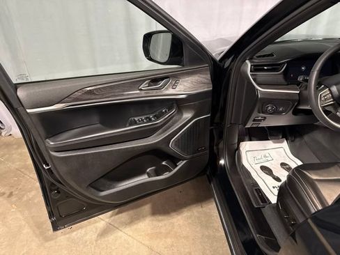 Used 2025 Jeep Grand Cherokee Limited w/ Luxury Tech Group II AWD/4WD image 2
