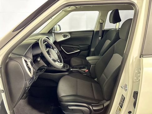 Used 2025 Kia Soul LX w/ LX Technology Package FWD image 11