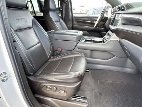 Used 2023 GMC Yukon XL Denali RWD image 11